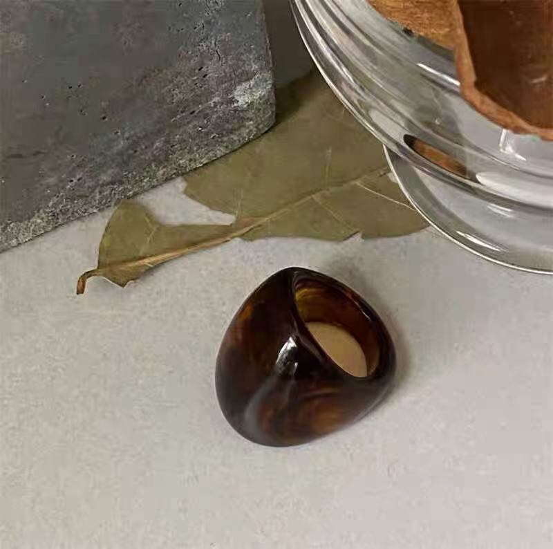 Fashionable and simple gradient coffee-colored resin ring